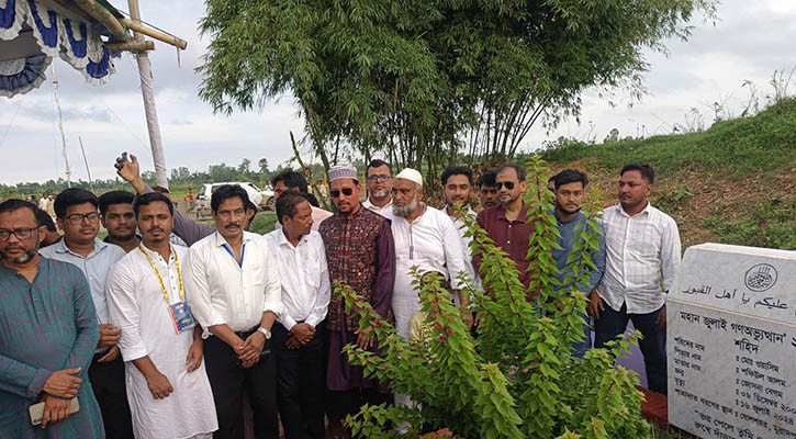 শহীদ ওয়াসিমের কবর জিয়ারত করলেন মেয়র শাহাদাত