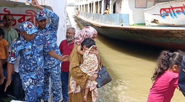 যাত্রীবাহী লঞ্চে গুরুতর অসুস্থ শিশুকে চিকিৎসা সহায়তা দিল কোস্টগার্ড