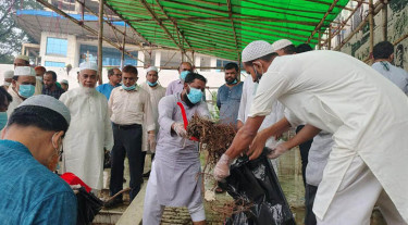 লালদীঘি ময়দানে জামায়াতের পরিচ্ছন্নতা কার্যক্রম
