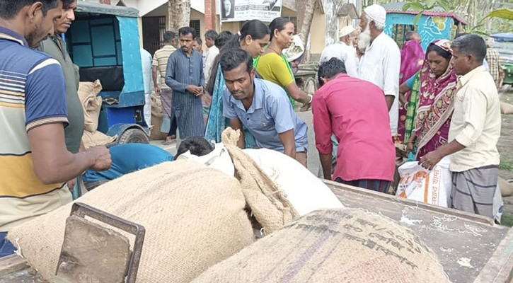 সমুদ্রে ৫৮ দিনের নিষেধাজ্ঞায় জেলেদের মধ্যে ২৪ হাজার টন চাল বিতরণ