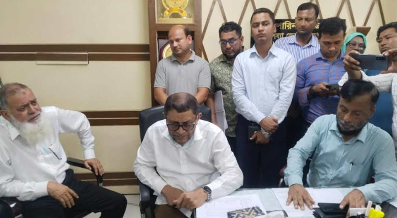নোয়াখালী জেনারেল হাসপাতালে স্বাস্থ্যমন্ত্রীর আকস্মিক অভিযান, তত্ত্বাবধায়ক ক্লোজড