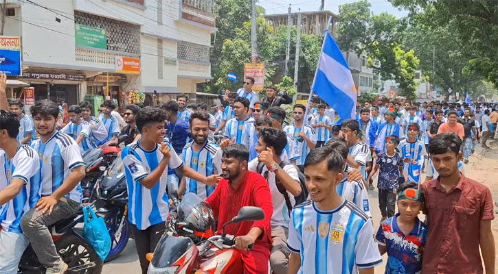 ঝিনাইদহে আর্জেন্টিনা সমর্থকদের শোভাযাত্রায়