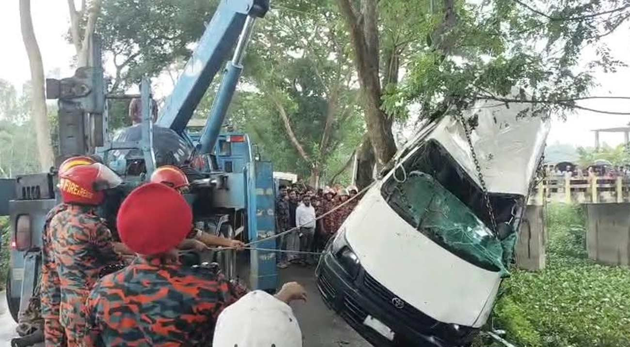 মুন্সিগঞ্জে ১১ যাত্রী নিয়ে মাইক্রোবাস খাদে, নিহত ১