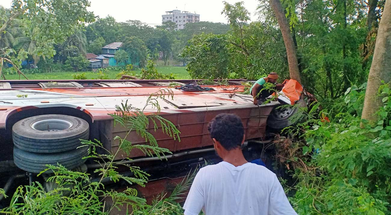 গোপালগঞ্জে ত্রিমুখী সংঘর্ষে নিহত ১, আহত অর্ধশতাধিক