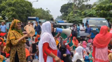 তেজগাঁওয়ে বকেয়া বেতনের দাবিতে শ্রমিকদের সড়ক অবরোধ