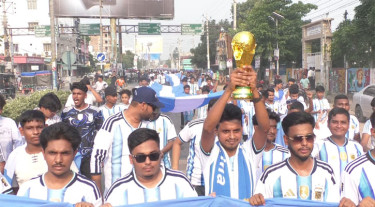 চুয়াডাঙ্গায় আর্জেন্টিনা সমর্থকদের বিশাল শোভাযাত্রা, ছিল ২ হাজার ফুটের পতাকা