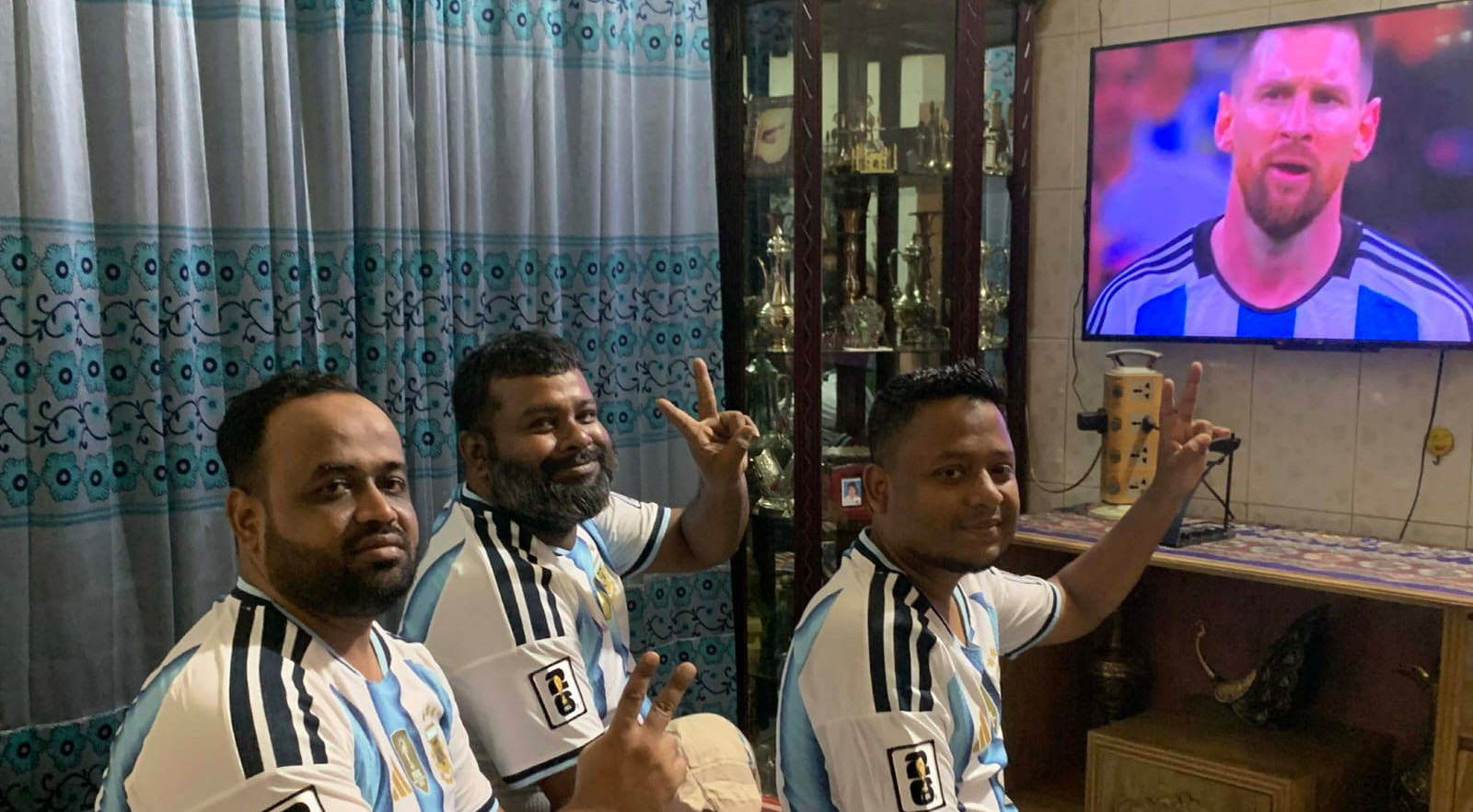 মেসি-আর্জেন্টিনার জন্য জেগে আছে ঢাকা