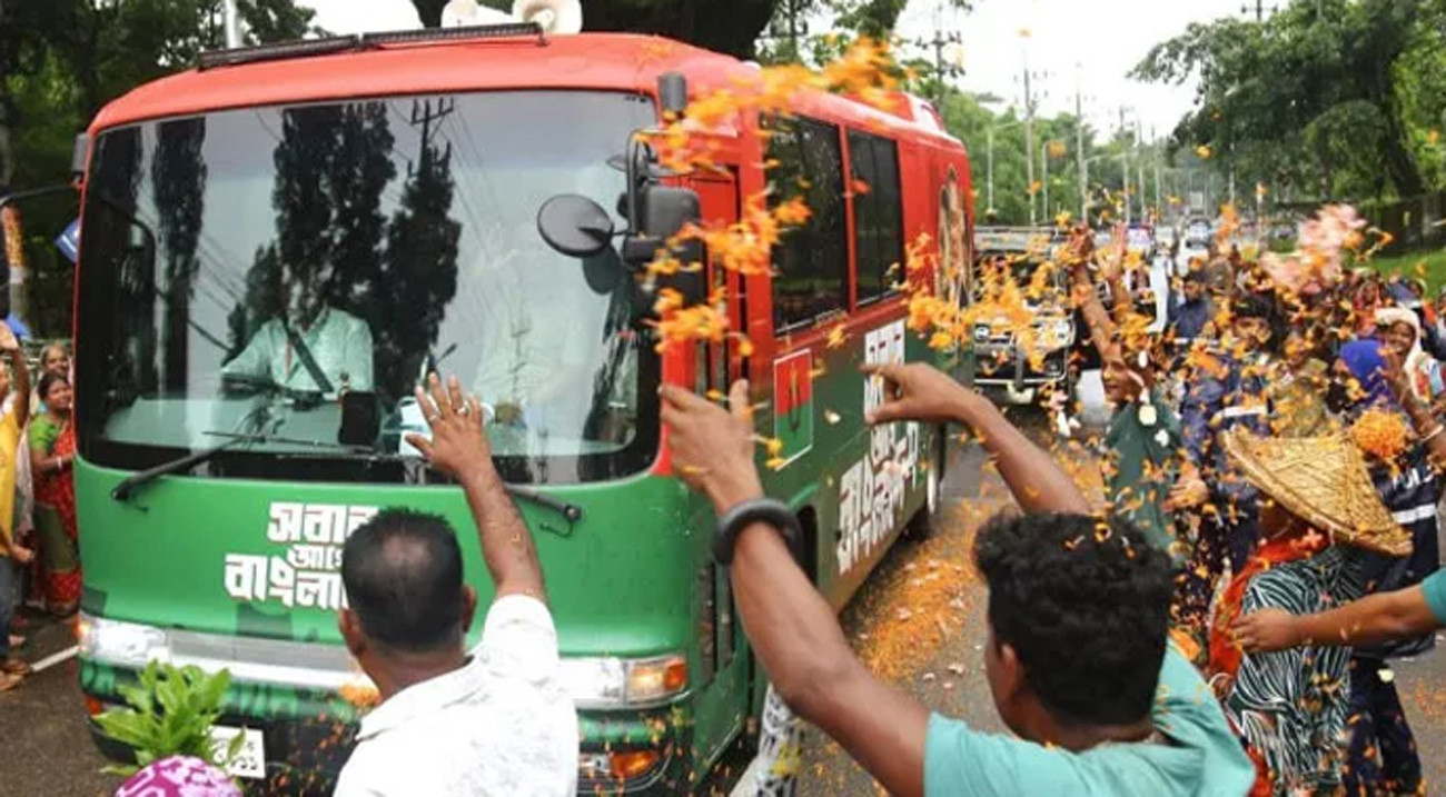 সিলেটে চা শ্রমিকদের ফুলবৃষ্টিতে সিক্ত প্রধানমন্ত্রী, পথে পথে অভ্যর্থনা