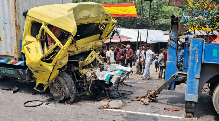 মীরসরাইয়ে দুর্ঘটনা, লরিতে আটকে ছিলেন চালক