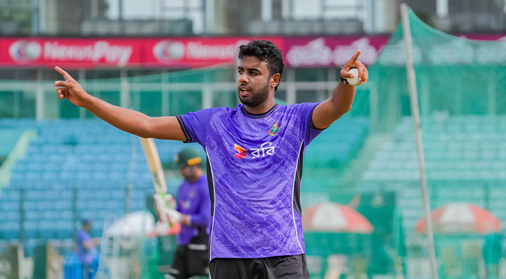 সাকলাইনের অভিষেক, টস জিতে ব্যাটিংয়ে বাংলাদেশ