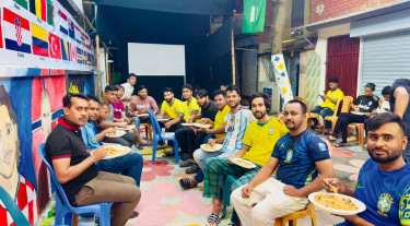আর্জেন্টিনার ম্যাচ ঘিরে বড় পর্দার সঙ্গে ধোঁয়া ওঠা খিচুড়ি-মাংসের মহোৎসব