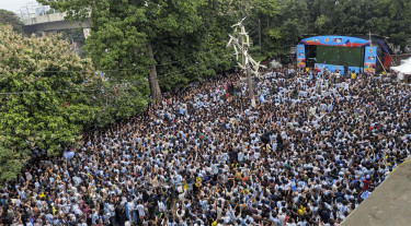 মেসির গোলে উন্মত্ত উল্লাস, টিএসসিতে তিল ধারণের ঠাঁই নেই