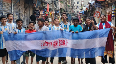 আর্জেন্টিনা জয়ের খুশিতে পাড়া-মহল্লায় শিশুদের উচ্ছ্বাস