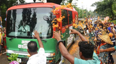 সিলেটে চা শ্রমিকদের ফুলবৃষ্টিতে সিক্ত প্রধানমন্ত্রী, পথে পথে অভ্যর্থনা