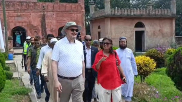 চাঁপাইনবাবগঞ্জের বিভিন্ন প্রাচীন স্থাপনা ঘুরে দেখলেন মার্কিন রাষ্ট্রদূত