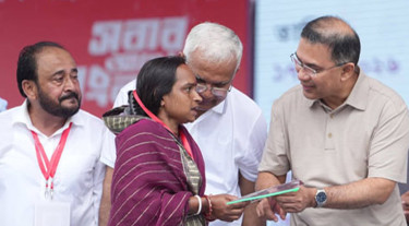 ১ বছরের মধ্যে সব নারী চা শ্রমিকের কাছে ফ্যামিলি কার্ড পৌঁছে দেবো: প্রধানমন্ত্রী