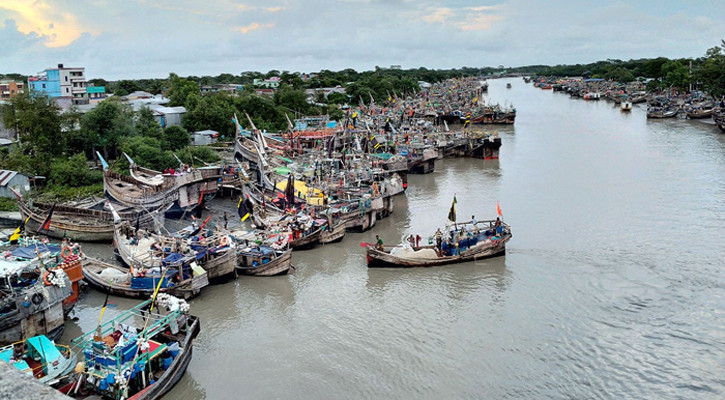 ১৫ অঞ্চলের নদীবন্দরে সংকেত