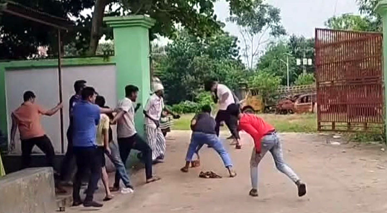 পারিবারিক বিরোধের জেরে থানার সামনেই সংঘর্ষ, আটক ৩