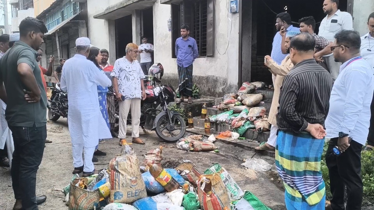 মাদারীপুরে টিসিবির গোডাউনে আগুন, মালামাল পুড়ে ছাই