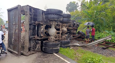 রেললাইনে উল্টে পড়ল বালুভর্তি ট্রাক, দুর্ভোগে কুড়িগ্রাম এক্সপ্রেসের যাত্রীরা