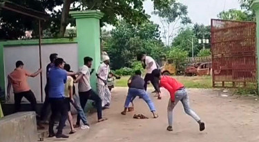 পারিবারিক বিরোধের জেরে থানার সামনেই সংঘর্ষ, আটক ৩