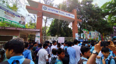 রামগঞ্জে ছাত্রাবাসে শিক্ষার্থী ‘হত্যার’ বিচার চেয়ে থানা ঘেরাও