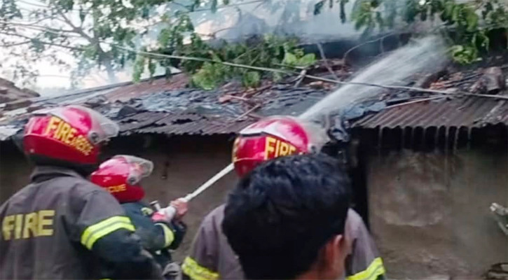বাঁশখালীতে আগুনে পুড়ল ৫ বসতঘর