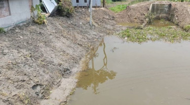 সখিপুরে খাল খননে বাধা অকেজো স্লুইস গেট