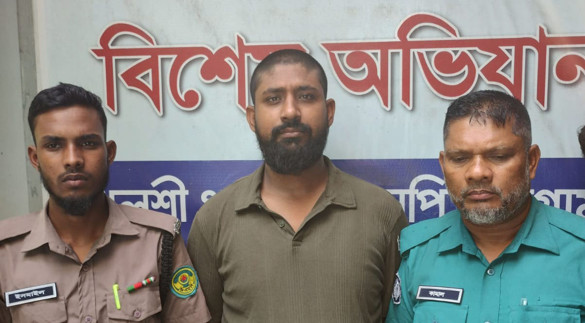 মাছ ব্যবসায়ীর ওপর হামলা-চাঁদাবাজির মামলায়  আসামি গ্রেপ্তার