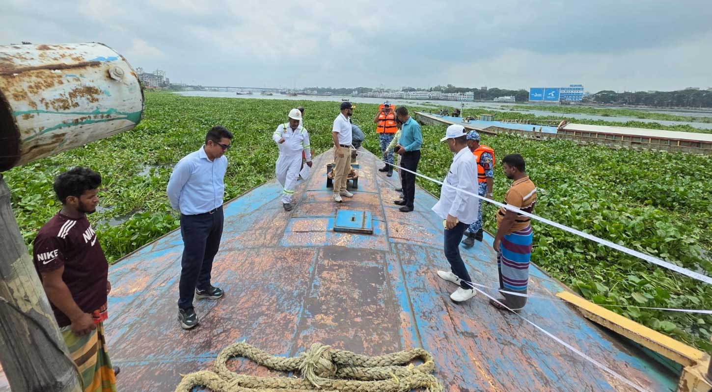 সদরঘাট-ফতুল্লায় ৯ বালিবাহী নৌযানকে জরিমানা