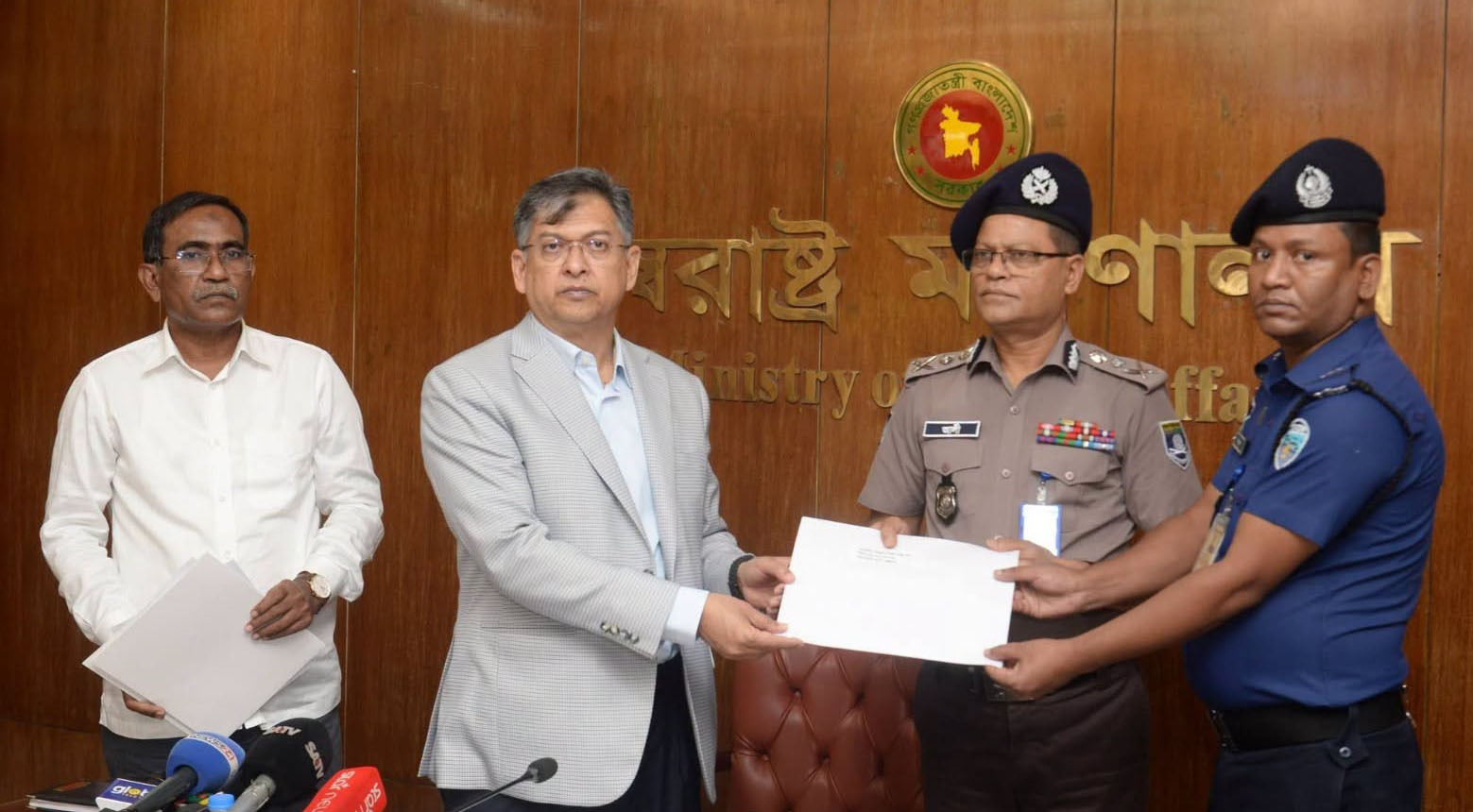 রহস্য উদ্ঘাটন ও আসামি গ্রেপ্তার: স্বীকৃতি পেলেন চট্টগ্রামের ৪ পুলিশ সদস্য