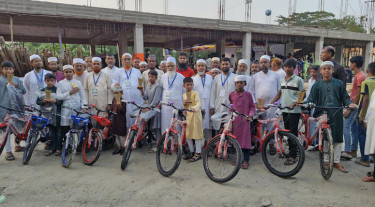 ফেনীতে ৪০ দিন জামাতে নামাজ আদায় করে সাইকেল পেল ৯ কিশোর