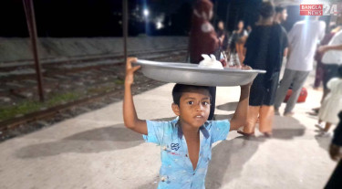 মাথায় বাদামের ট্রে, কাঁধে সংসারের বোঝা ছোট্ট হামিমের!