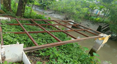খাল ভরাট করে এন মোহাম্মদ প্লাস্টিক কারখানার ব্রিজ নির্মাণের চেষ্টা