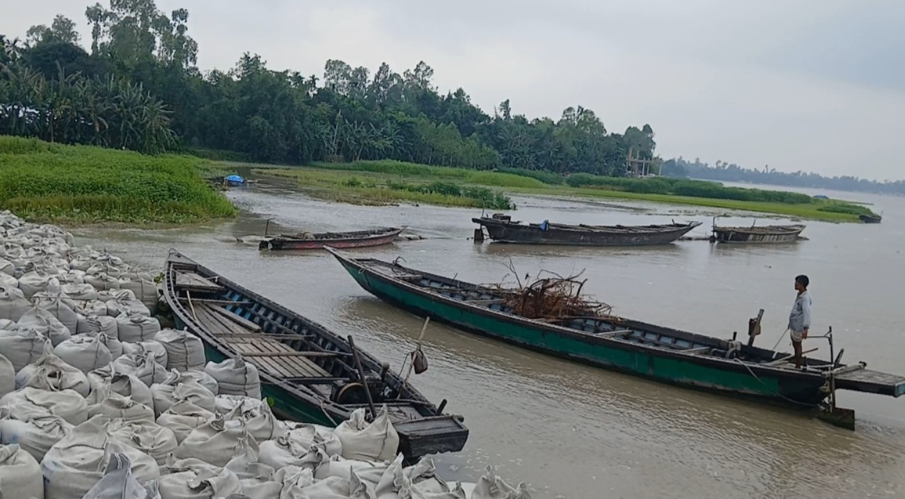 উজানের পাহাড়ি ঢল আর ভারি বৃষ্টিতে বাড়ছে কুড়িগ্রামের নদ-নদীর পানি
