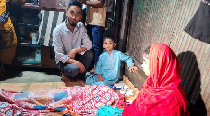 মায়ের হাত থেকে ছিটকে ড্রেনে পড়ে শিশুর মৃত্যু