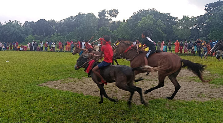 সাতক্ষীরায় ঐতিহ্যবাহী ঘোড়দৌড়, হাজারো মানুষের ঢল