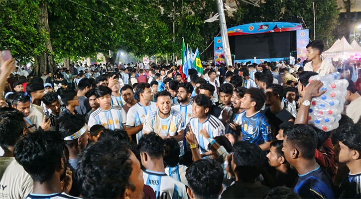 ঢাকাজুড়ে ফুটবল উন্মাদনা: আর্জেন্টিনার জয়ের প্রত্যাশা ব্রাজিল সমর্থকদেরও