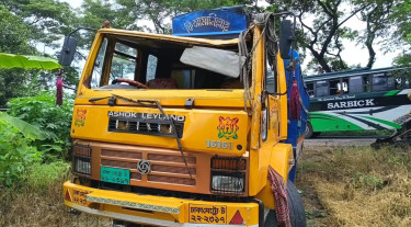 রাজৈরে বাঁশ বোঝাই ট্রাক উল্টে চালক নিহত
