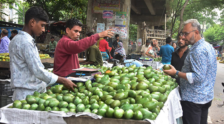 আমের সুবাস ছড়াচ্ছে ফলমন্ডিতে