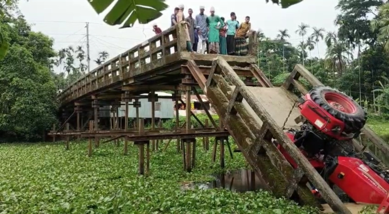 লালমোহনে সেতু ভেঙে ট্রাক খাদে, চালক নিহত