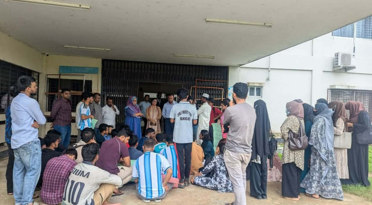পরীক্ষা ও ফল প্রকাশে দেরি, প্রতিবাদে কুবির আইন বিভাগের অফিস কক্ষে তালা