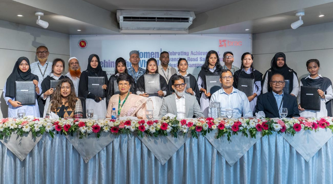 ব্র্যাকের প্রশিক্ষণ শেষে নারীরা পেলেন পেশাদার চালকের সনদ