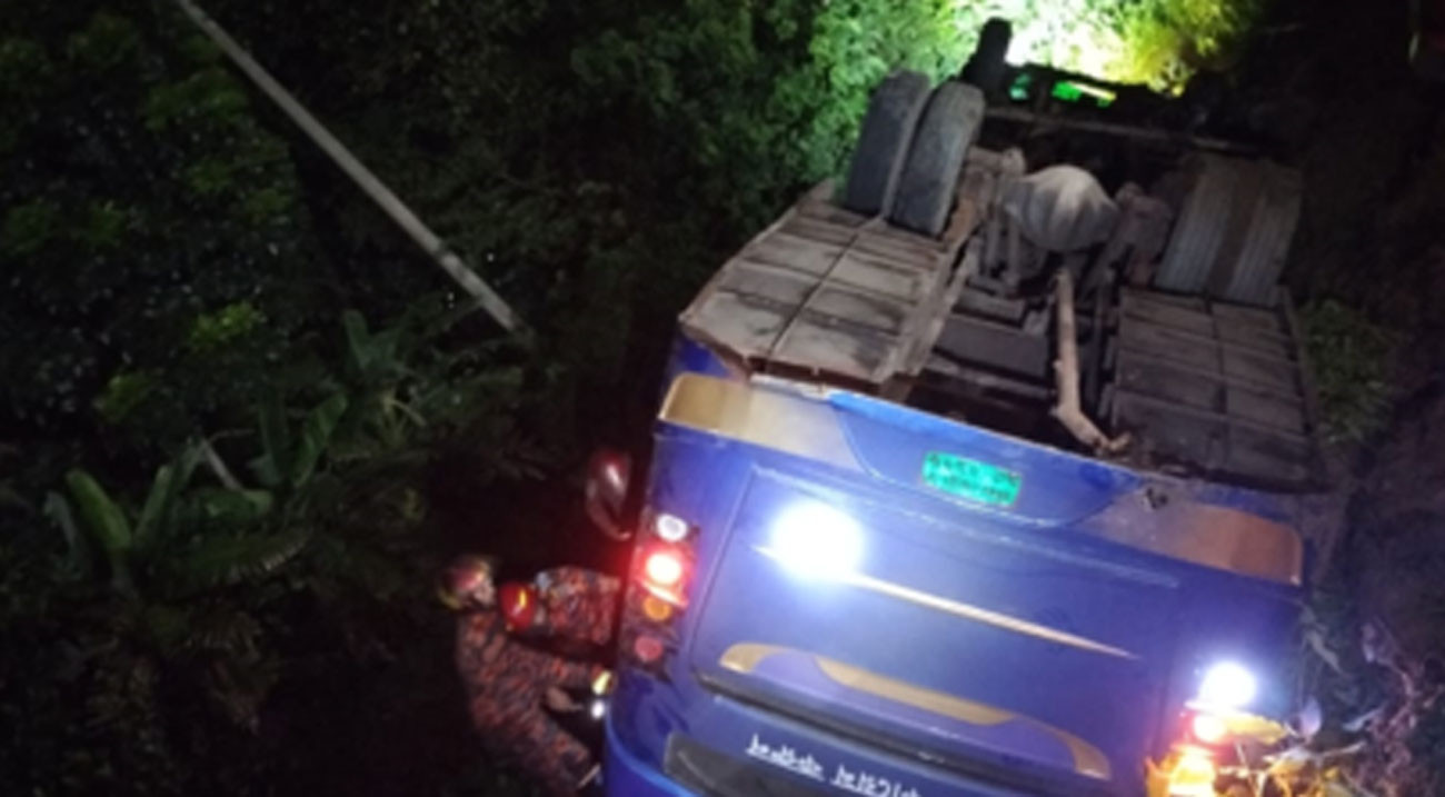 ঢাকা-বরিশাল মহাসড়কে বাস খাদে পড়ে আহত ১০