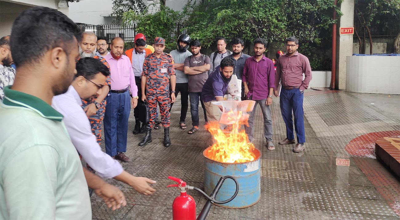 অগ্নিনির্বাপণ মহড়া করলো বিএসইসি