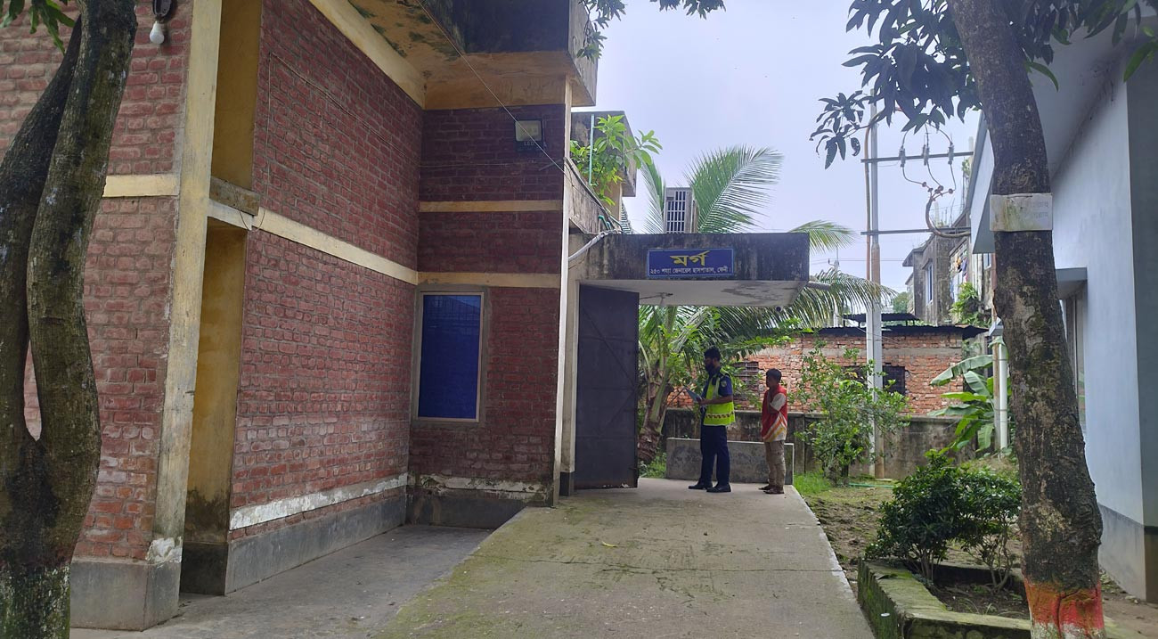 বাবার চালানো ট্রাকেই ঝরে গেল কিশোর হেলপারের প্রাণ, নিহত পথচারীও