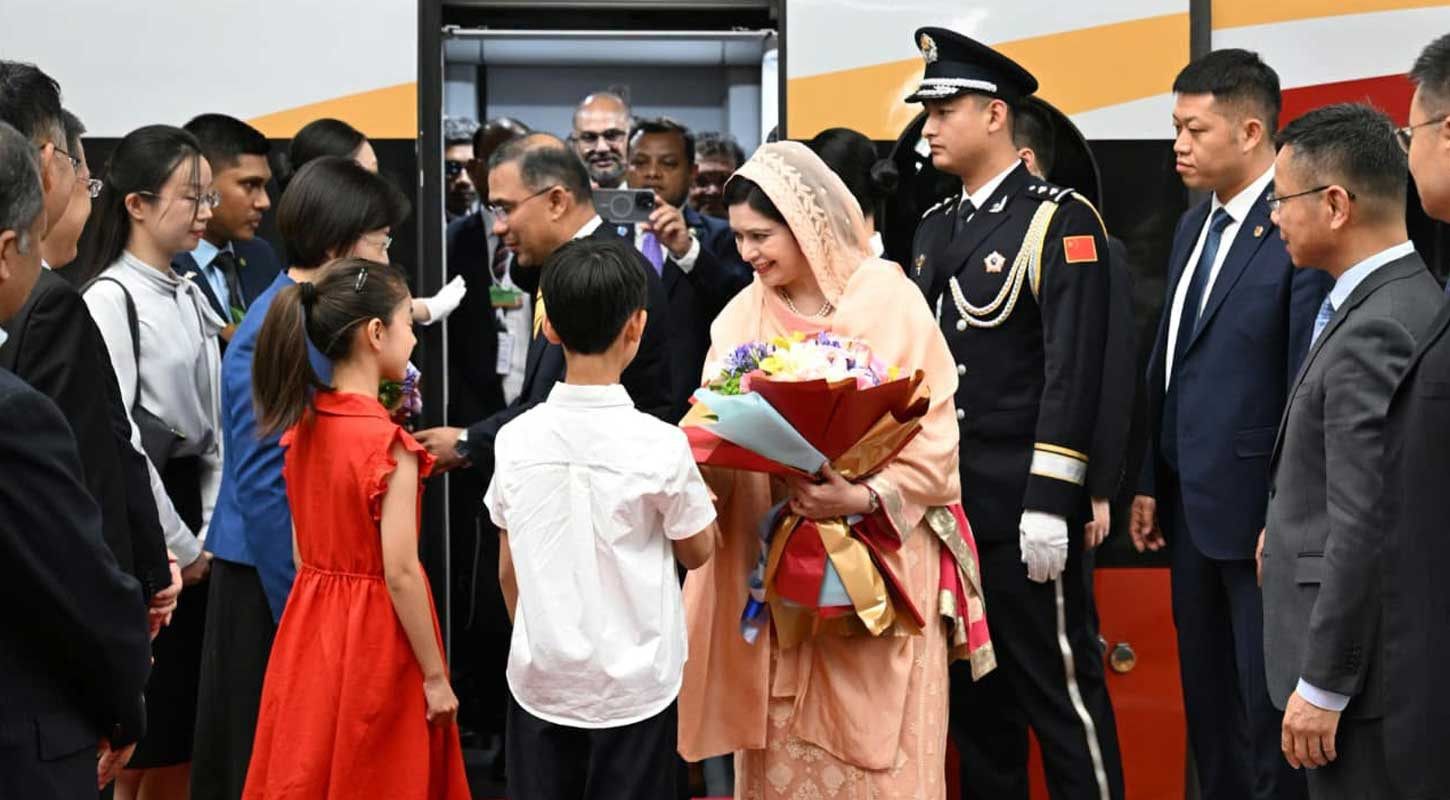 বেইজিংয়ে প্রধানমন্ত্রী, লাল গালিচা সংবর্ধনা