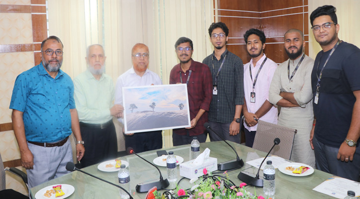 আইআইইউসিতে ফটোগ্রাফি কর্মশালার সনদ বিতরণ