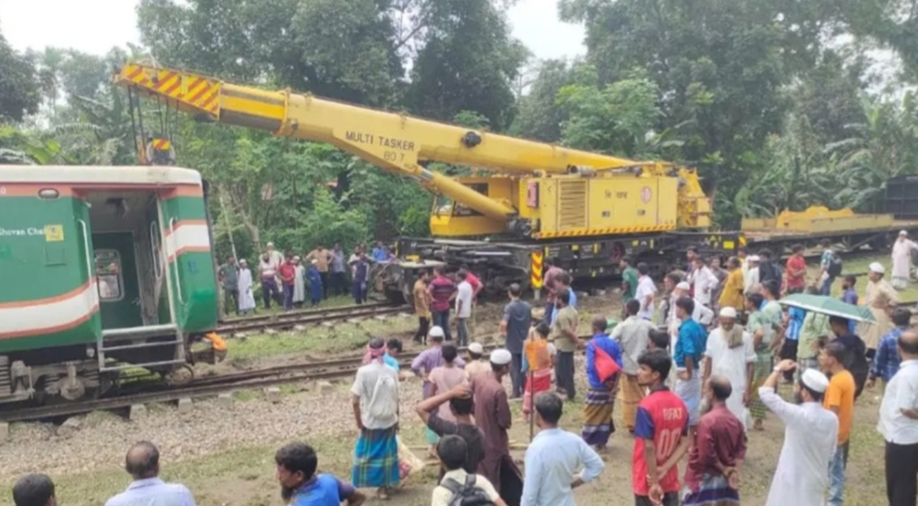 ময়মনসিংহে বিজয় এক্সপ্রেসের লাইনচ্যুত তিন বগি উদ্ধার