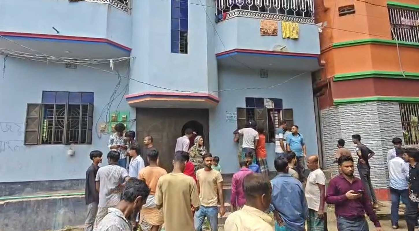রায়পুরে একই পরিবারের ৩ জনকে কুপিয়ে হত্যা